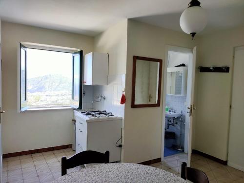 サンタニェッロにあるGli Ulivi Agriturismoのキッチン(コンロ、シンク付)、窓が備わります。
