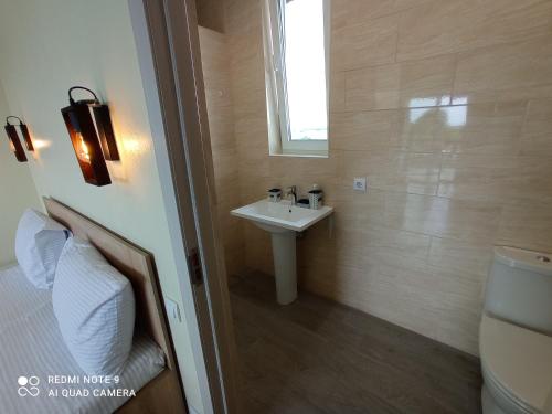 een badkamer met een wastafel en een toilet bij HomeHotel in Chornomorsk