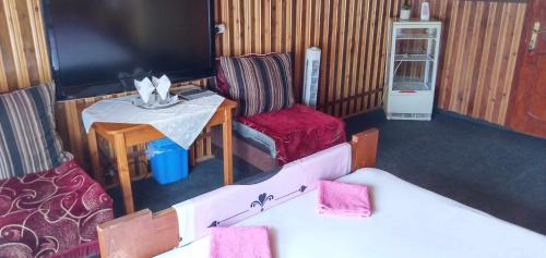 una stanza con tavolo e due sedie e un tavolo di Hostel INTIM 95 RON a Bîrlad