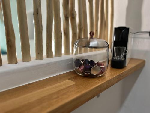 un pot en verre assis sur un rebord de fenêtre avec de l'argent dans l'établissement White Coral, à Klima