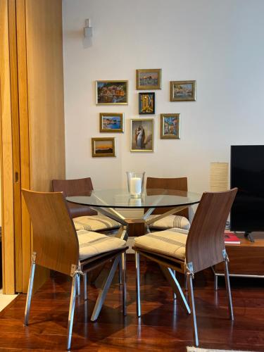 a dining room with a glass table and chairs at Luxury Apartment close to Convention Centre in Dublin