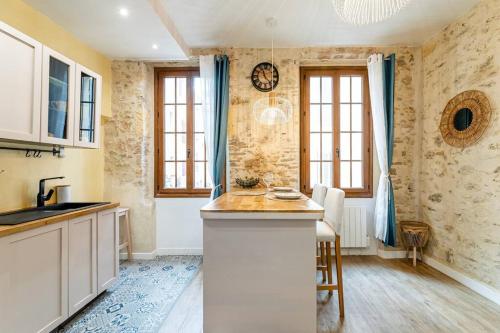 une cuisine avec un évier et un plan de travail dans l'établissement L’Authentique à Marseille, à Marseille