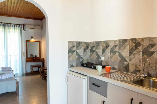 - une cuisine avec un évier et un comptoir dans l'établissement Periyali Studios, à Laganas