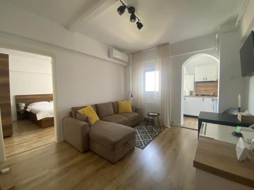 ein Wohnzimmer mit Sofa und ein Schlafzimmer in der Unterkunft Doinei Cozy Flat in Timişoara