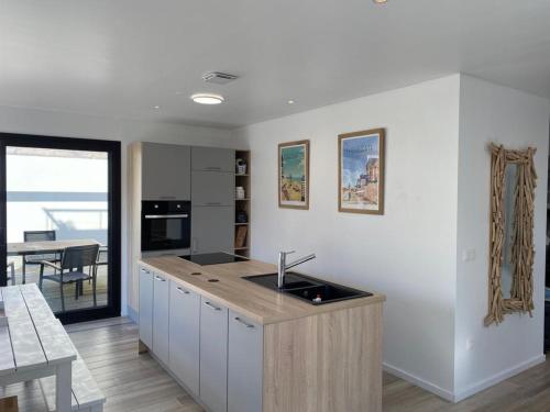 une cuisine avec un évier et un plan de travail dans l'établissement Villa moderne Houlgataise/Roof top/proche mer !, à Houlgate