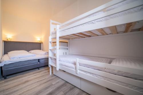 2 beliches num quarto com pisos em madeira em Promenada Lipno Apartment 123 em Lipno nad Vltavou