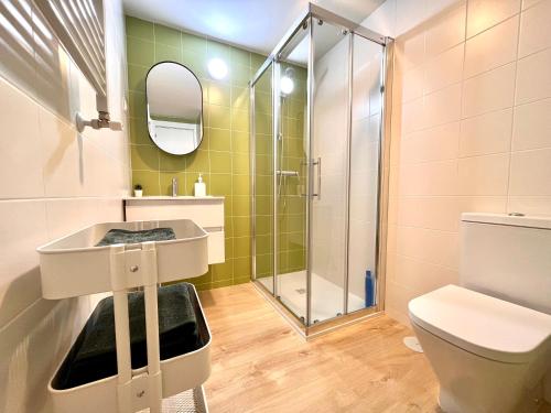 ein Bad mit einer Dusche, einem Waschbecken und einem WC in der Unterkunft The Ventas Whim. in Madrid