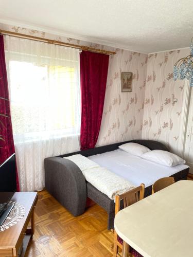 Een bed of bedden in een kamer bij Pas Ireną Šventojoje