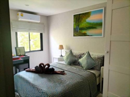 um quarto com uma cama, uma secretária e uma janela em 2 Bedroom Apartment in Naiyang - The Title Residences, Naiyang em Praia de Nai Yang