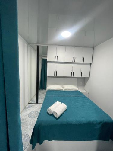 Una cama o camas en una habitación de Apartment in Kutaisi