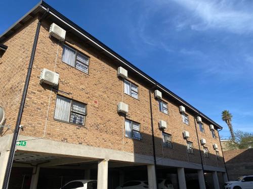 un grand bâtiment en briques avec des fenêtres sur son côté dans l'établissement Urban & Comfortable Loft apartment in Mthatha, à Mthatha