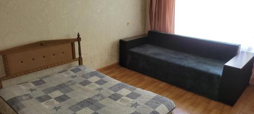 um quarto com uma cama e uma janela em Квартира на Агнии Барто em Dnipro