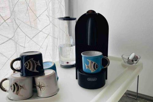 tres tazas de café en una mesa con una licuadora en Shelley’s Home, en Lerici