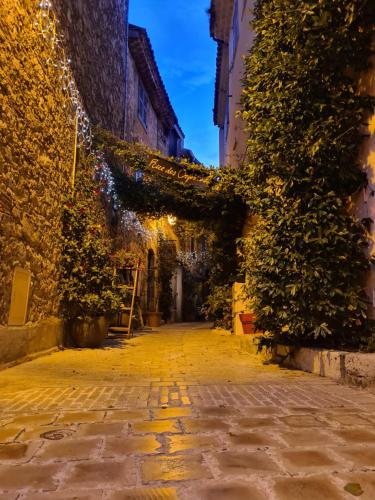 an alley in an old town at night at Loveroom La Cesarine Jacuzzi privé in Mougins