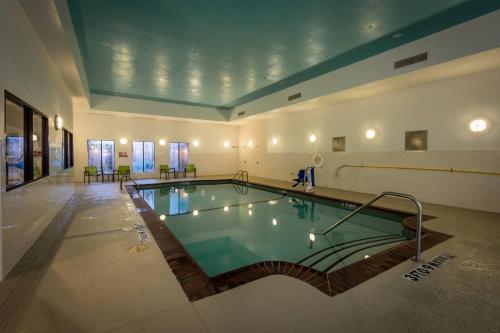 duży basen w dużym budynku w obiekcie SpringHill Suites by Marriott Denton w mieście Denton