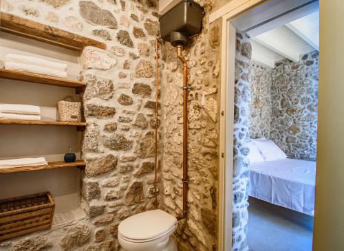 ห้องน้ำของ Perivoli A Traditional Eco-Accommodation in a Private Cultivated Garden
