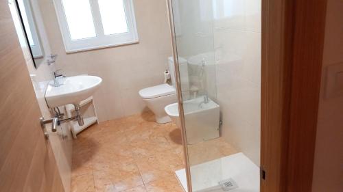 a bathroom with a toilet and a sink at Beiramar4 in Muxia