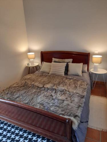 - un lit dans une chambre avec 2 lampes sur 2 tables dans l'établissement Au cabanon de Lisle, à Lisle-sur-Tarn