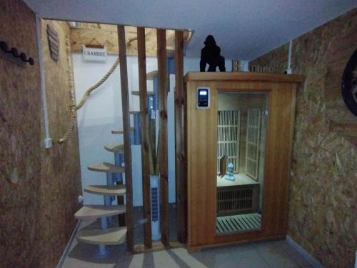 a staircase in a room with a cat sitting on top of it at Gîte Lâchez Prise Sauna Balnéo Privatif en Baie d'Authie Verton Berck sur mer Meublé de tourisme classé 3 étoiles in Verton