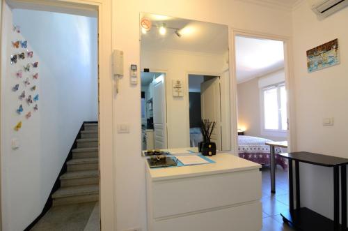 un baño con lavabo y espejo en PORT 40 2 - apartamento céntrico, en L'Estartit