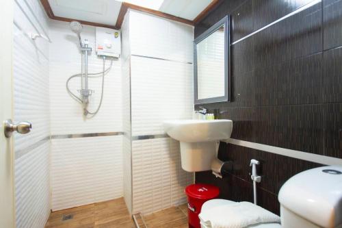 Koupelna v ubytování Pimpimarn Hotel