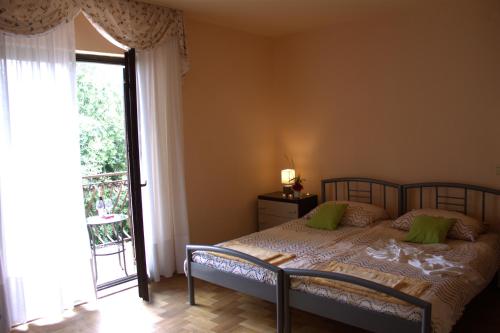 ein Schlafzimmer mit einem Bett und einem großen Fenster in der Unterkunft Apartma SUZY in Koper