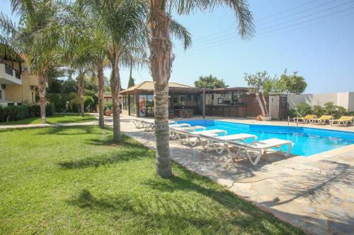 Bazén v ubytování Petros Village - A Private Escape nebo v jeho okolí