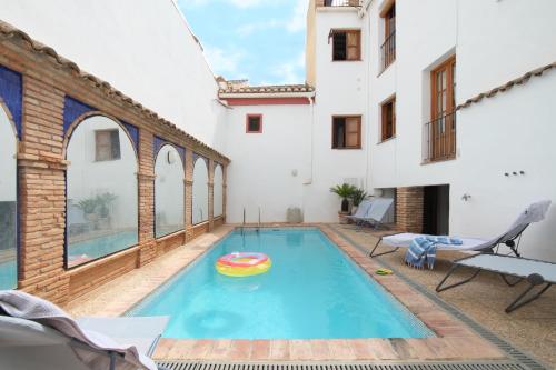 una piscina con un frisbee en el medio de un edificio en Casa Buena Vista near Granada, en Albuñuelas
