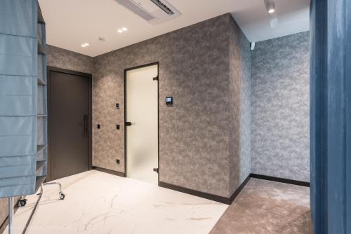 corridoio con porta in una stanza di Lotus Luxury Rooms a Varna