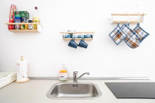 - un comptoir de cuisine avec évier et porte-serviettes dans l'établissement Senso Unico: nuovo appartamentino in centro, à Bisceglie
