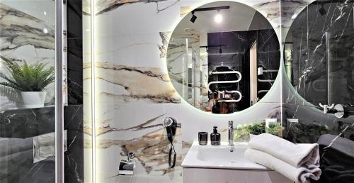 Un baño de VIP APARTAMENTY Chałubińskiego APART