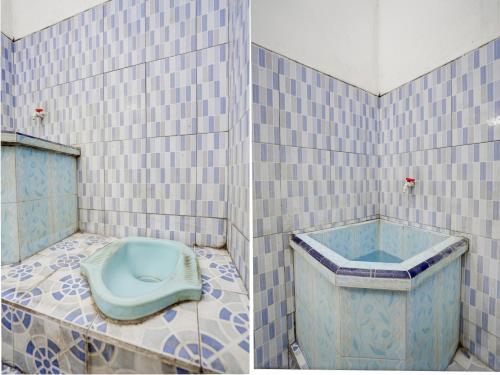 y baño alicatado con aseo azul en la bañera. en SPOT ON 92855 Griya Sandi Syariah Rogojampi, en Banyuwangi