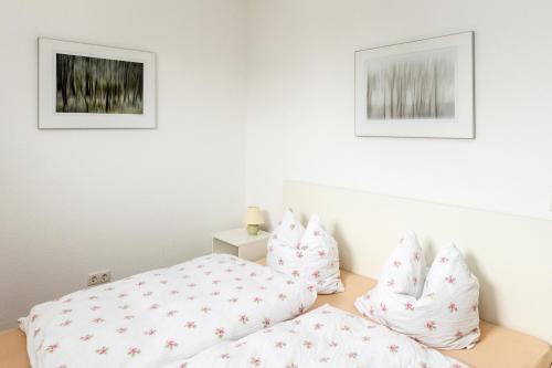 two beds in a room with two pillows at Wohnen im Weingut in Kirchheim an der Weinstraße