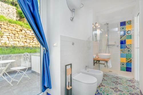 La salle de bains est pourvue d'une baignoire, de toilettes et d'un lavabo. dans l'établissement Albeca Boutique Hotel - Relais de charme sul mare, à Castellabate