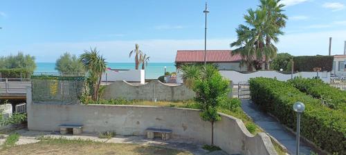 un muro de retención con dos bancos frente al océano en Casa a 20 metri dal mare!, en Fossacesia