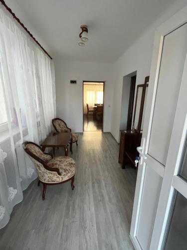 O zonă de relaxare la Charming individual house with a beautiful garden and self checkin