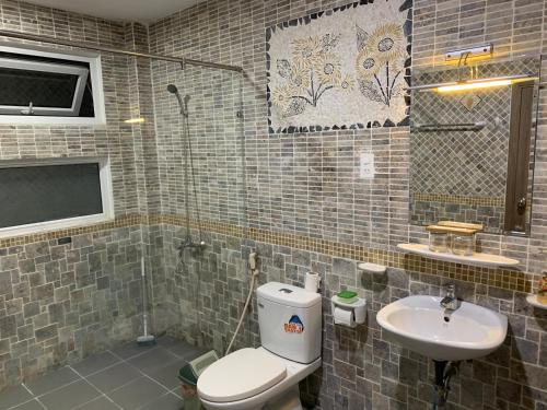 ein Bad mit einem WC und einem Waschbecken in der Unterkunft Luxury House with 3 bedrooms & balcony-terrace in Ho-Chi-Minh-Stadt