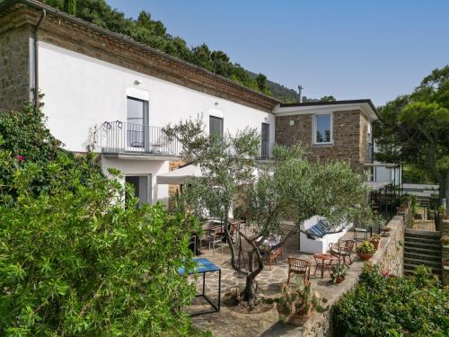a view of the house from the garden at Albeca Boutique Hotel - Relais de charme sul mare in Castellabate