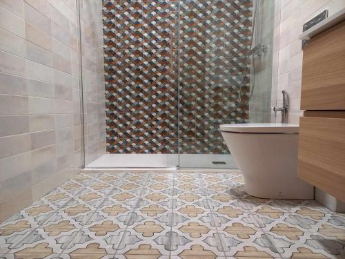 y baño con ducha, aseo y lavamanos. en Casa Albaitar Jardin privado exclusivo clientes en Azcona