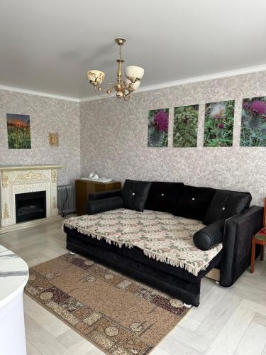 sala de estar con sofá y chimenea en Квартира Уют en Borovoye