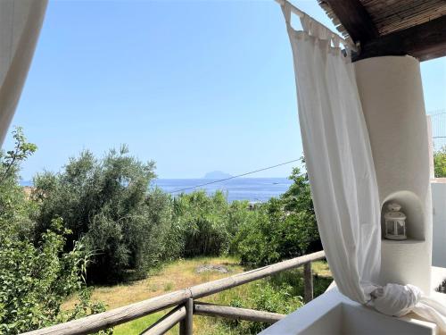 Pokój z balkonem z widokiem na ocean w obiekcie La Casa sul Porto di Santa Marina - Isole Eolie w mieście Santa Marina Salina