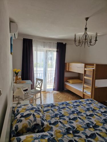 ein Schlafzimmer mit einem Bett und einem Schreibtisch sowie ein Schlafzimmer mit einem Bett in der Unterkunft Vila Lidus in Brist