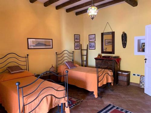 1 dormitorio con 2 camas en una habitación en La Casa sul Porto di Santa Marina - Isole Eolie, en Santa Marina Salina