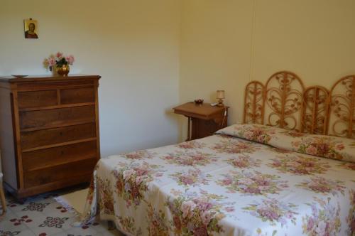 ヴァルデーリチェにあるGuest House Bouganvilleのベッドルーム1室(ベッド1台、木製ドレッサー付)