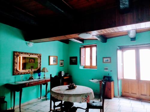 Camera verde con tavolo e specchio di Casa vacanza zia Ersilia a Rotondi