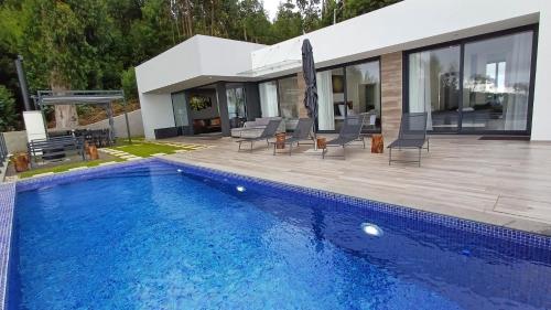 Bazén v ubytování Casa da Arvore nebo v jeho okolí