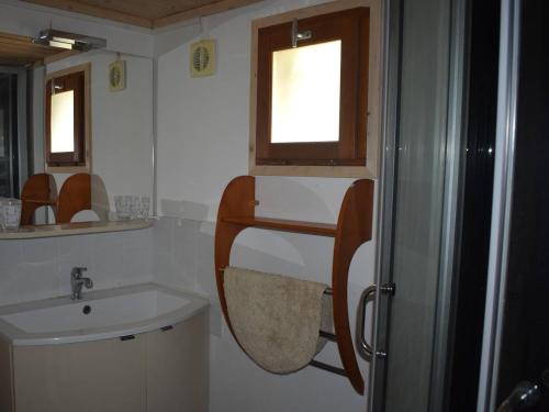 ein kleines Bad mit einem Waschbecken und einem Fenster in der Unterkunft Chalet Font-Romeu-Odeillo-Via, 4 pièces, 8 personnes - FR-1-580-10 in Font Romeu Odeillo Via