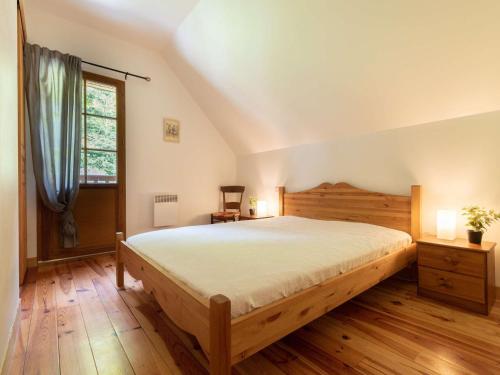 una camera con un grande letto e una finestra di Maison Aragnouet, 5 pièces, 10 personnes - FR-1-296-344 ad Aragnouet