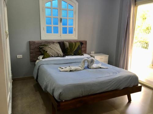 A bed or beds in a room at Villa Elkoumy Apartments