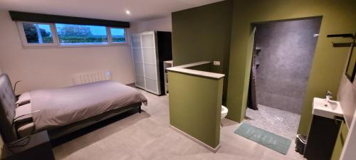 1 dormitorio con 1 cama y baño con ducha en Gîte de Trasenster, en Trooz